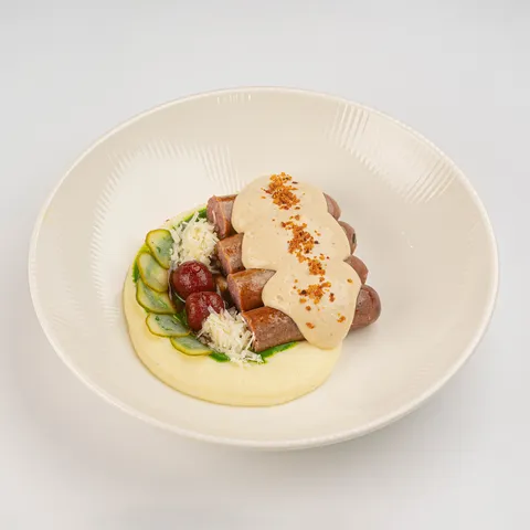 Картофельное пюре со шпинатом и колбасками