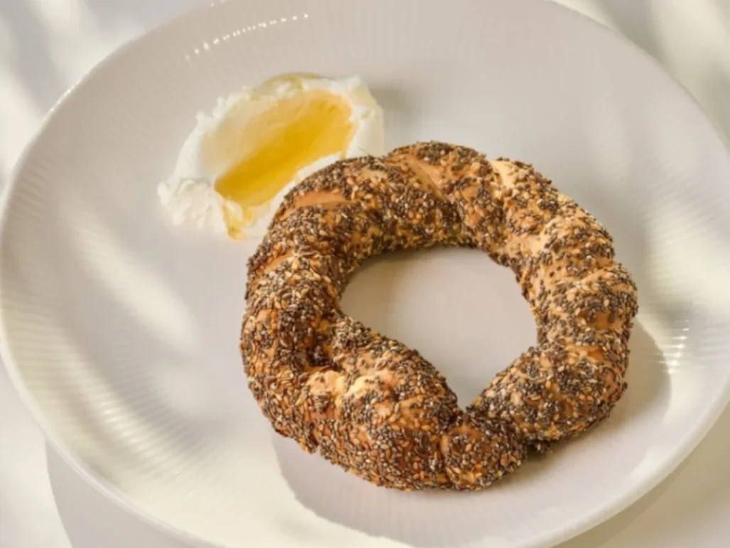 Симит с каймаком и мёдом